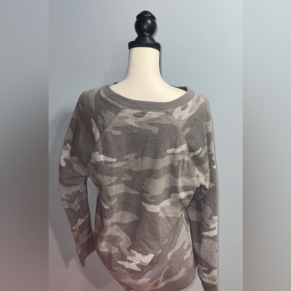 American eagle- camo crewneck - Picture 3 of 5